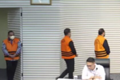Dihadirkan dalam jumpa pers, tuga tersangka dugaan korupsi terkait pengadaan truk pengangkut personel dan rescue carrier vehicle pada Badan SAR Nasional (Basarnas) tahun 2014 sebesar Rp20,4 miliar. Foto: Tangkap layar YT @kpkri