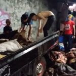 Suasana beberapa pengepul kulit hewan kurban saat menaikkan dan menata sejumlah kulit sapi ke mobil pickup di Jalan Kali Caglak, Kelurahan Cibubur, Kecamatan Ciracas, Jakarta Timur, Senin (17/6/2024) malam. Foto: Ist