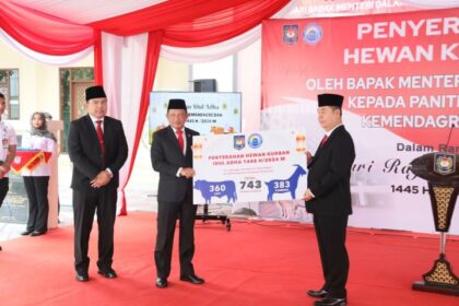 Mendagri Muhammad Tito Karnavian mewakili Kemendagri,dan BNPP menyerahkan secara simbolik 743 hewan kurban kepada yang berhak pada perayaan Iduladha 1445 Hijriah/2024 Masehi. Foto: Kemendagri