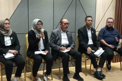 Ketua Lembaga Perlindungan Saksi dan Korban (LPSK) Brigjen (Purn) Achmadi (tengah) didampingi Wakil Ketua LPSK dalam konfrensi pers penerimaan 10 pengajuan permohonan perlindungan terkait kasus pembunuhan Vina dan Eky di Kantor LPSK, Jakarta Timur, Selasa (11/6/2024). Foto: Ist