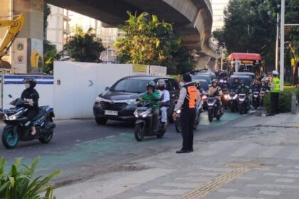 Situasi arus lalu lintas di Jalan Prof Dr Satrio, Setiabudi, mengalami penyempitan lajur saat pengerjaan proyek pembangunan saluran air dilakukan. Petugas Suku Dinas Perhubungan Jakarta Selatan berupaya mengurai kemacetan, Kamis (27/6/2024). Foto: Joesvicar Iqbal/ipol.id