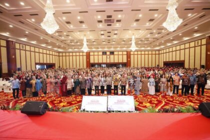 OJK menggelar acara Edukasi Keuangan BUNDAKU (Ibu, Anak, dan Keluarga Cakap Keuangan) dengan tema "Ibu Cerdas Keuangan, Mewujudkan Keluarga Sejahtera" di Jakarta, Selasa. Foto: OJK