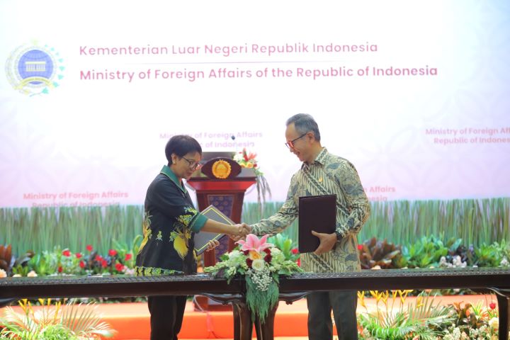 Ketua Dewan Komisioner OJK Mahendra Siregar dan Menteri Luar Negeri Retno LP. Marsudi saat meneken MouU di Jakarta. Foto: Ist