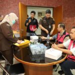 Penyerahan dua tersangka korupsi timah ke Jaksa Penuntut Umum Kejaksaan Negeri Jakarta Selatan. Foto: Pidsus Kejaksaan Agung