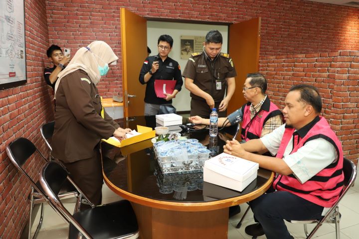 Penyerahan dua tersangka korupsi timah ke Jaksa Penuntut Umum Kejaksaan Negeri Jakarta Selatan. Foto: Pidsus Kejaksaan Agung