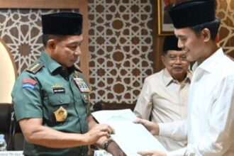 Panglima TNI Jenderal Agus Subiyanto saat menerima Hasil Ijtima Ulama Komisi Fatwa se-Indonesia VIII dari Ketua MUI Bidang Fatwa Prof KH Asrorun Ni'am Sholeh saat bersilaturahmi ke Kantor MUI, Menteng, Jakarta Pusat. Foto: MUI