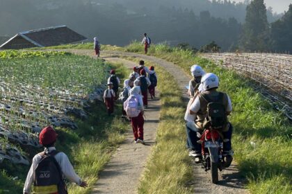 Aktivitas warga pada pagi hari di Desa Butuh di lereng Gunung Sumbing, Kabupaten Magelang, Jawa Tengah. Desa dikenal dengan julukan Nepal Van Java karena suasana alamnya mirip Nepal dengan udaranya yang segar. Foto: Ist