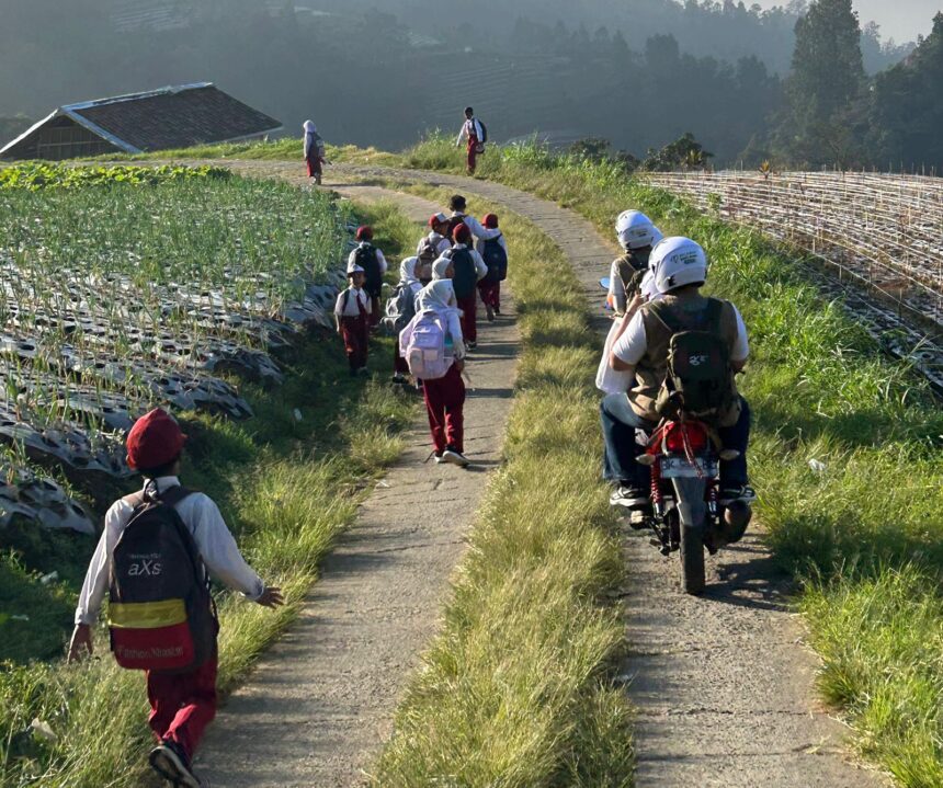 Aktivitas warga pada pagi hari di Desa Butuh di lereng Gunung Sumbing, Kabupaten Magelang, Jawa Tengah. Desa dikenal dengan julukan Nepal Van Java karena suasana alamnya mirip Nepal dengan udaranya yang segar. Foto: Ist