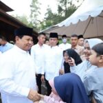 Prabowo Subianto menyapa warga di Hambalang, Kabupaten Bogor, Senin (17/6/2024). Foto: Ist