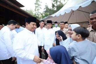 Prabowo Subianto menyapa warga di Hambalang, Kabupaten Bogor, Senin (17/6/2024). Foto: Ist