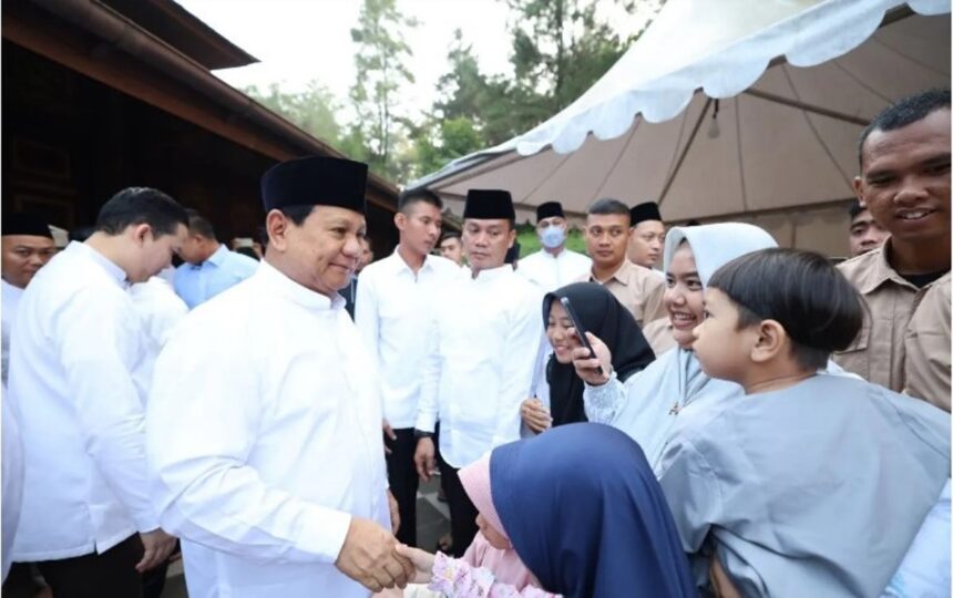 Prabowo Subianto menyapa warga di Hambalang, Kabupaten Bogor, Senin (17/6/2024). Foto: Ist