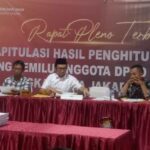 Proses rekapitulasi suara ulang sesuai hasil putusan MK RI yang digelar di KPU Jakarta Utara.(foto sofian/ipol.id)