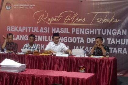 Proses rekapitulasi suara ulang sesuai hasil putusan MK RI yang digelar di KPU Jakarta Utara.(foto sofian/ipol.id)