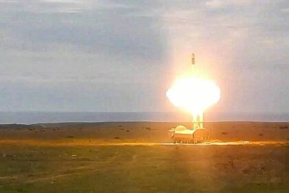 Rudal Rusia dirilis dari beterainya menuju target di Ukraina. Foto: TASS