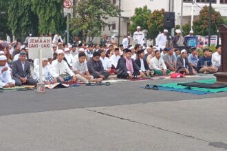 Suasana saat sekitar 10 ribu umat muslim melaksanakan salat Idul Adha 1445 Hijriah di depan GPIB Koinonia, Jalan Matraman Raya, Kecamatan Matraman, Jakarta Timur, Senin (17/6/2024). Foto: Joesvicar Iqbal/ipol.id