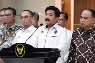 Menkominfo Budi Arie Setiadi saat mendampingi Menko Polhukam Hadi Tjahjanto dalam Konferensi Pers usai Rapat Satuan Tugas Pemberantasan Perjudian Daring di Kantor Kemenko Polhulam