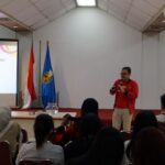 Arya Dwi Kurniawan, Product Strategy, PT Sharp Electronics Indonesia sedang memaparkan produk Sharp smartphone kepada mahasiswa/i Katolik Atmajaya