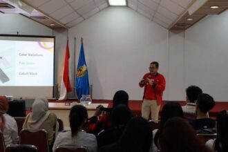 Arya Dwi Kurniawan, Product Strategy, PT Sharp Electronics Indonesia sedang memaparkan produk Sharp smartphone kepada mahasiswa/i Katolik Atmajaya