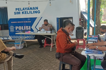 Masyarakat tengah memperpanjang SIM Keliling. Foto: ist