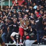 Suporter Timnas Indonesia saat menyaksikan laga Skuad Garuda melawan Irak di Stadion Utama Gelora Bung Karno, Jakarta. Foto: PSSI