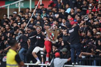 Suporter Timnas Indonesia saat menyaksikan laga Skuad Garuda melawan Irak di Stadion Utama Gelora Bung Karno, Jakarta. Foto: PSSI