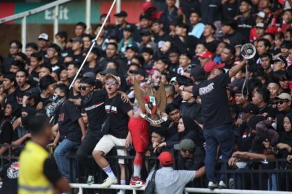 Suporter Timnas Indonesia saat menyaksikan laga Skuad Garuda melawan Irak di Stadion Utama Gelora Bung Karno, Jakarta. Foto: PSSI