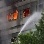 Sebuah gedung perkantoran terbakar di sebuah kawasan industri di kota Fryazino dekat Moskow,