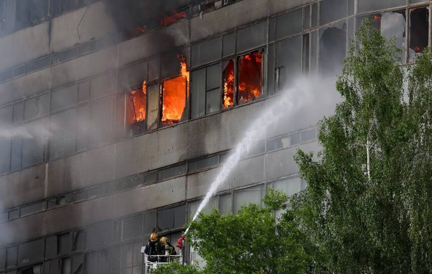 Sebuah gedung perkantoran terbakar di sebuah kawasan industri di kota Fryazino dekat Moskow,