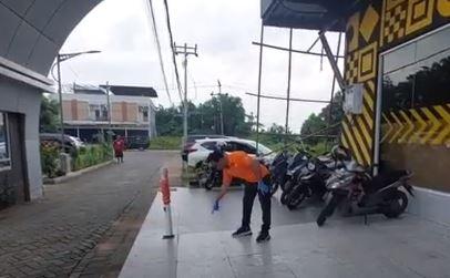 Polisi mengolah tempat kejadian perkara kasus wanita muda tewas terjatuh dari lantai tiga gedung area gym di Kota Pontianak, Selasa (18/6/2024). (Foto: iNews)