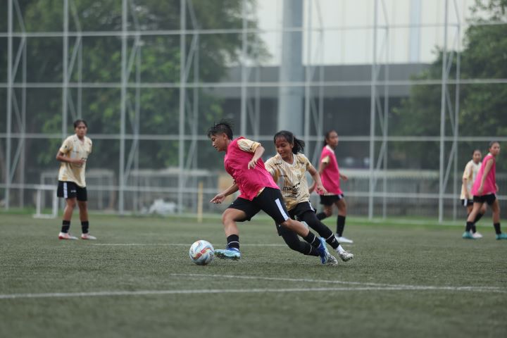 Tampak sejumlah pemain Timnas Wanita Indonesia melakukan latihan saat pemusatan latihan di Jakarta. Foto: PSSI