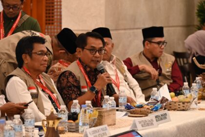 Anggota Timwas Haji DPR, John Kenedy Azis saat mengikuti pertemuan dalam rangka pengawasan haji 2024 di Makkah, Arab Saudi, Jumat (14/06/2024). Foto: parlementaria