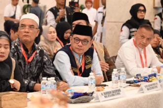 Wakil Ketua Komisi VIII DPR Ace Hasan Syadzily saat mengikuti rapat pengawasan penyelenggaraan haji bersama Menteri Agama Yaqut Cholil Qoumas di Hotel Wehdah Al Khair, Makkah, Arab Saudi. Foto: parlementaria