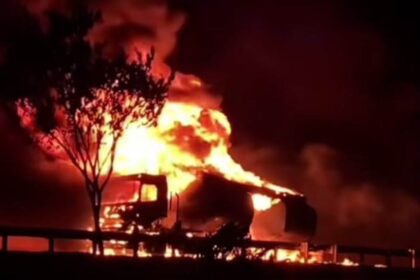 Truk tangki Pertamina terbakar di Tol Ngawi. Foto: Instagram @mygigsmedia