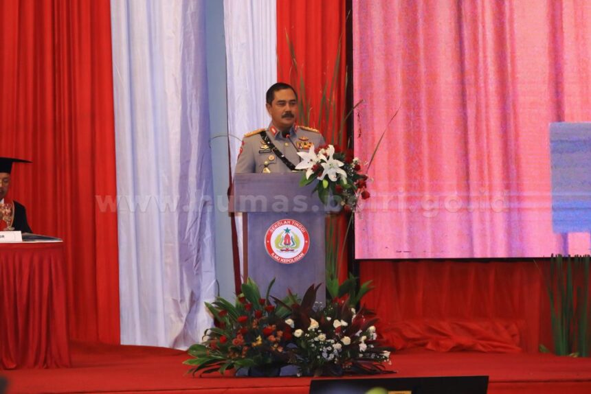 Wakapolri Komjen Agus Andrianto saat menyampaikan arahan Kapolri dalam pidato sambutan di hadapan wisudawan STIK-PTIK, Kamis (20/6/2024). Foto: Humas polri