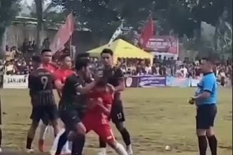 Viral di media sosial pertandingan antar kampung di Semarang, Jawa Tengah ricuh. Pemain dari salah satu tim yang berlaga mengeroyok wasit. (foto: instagram)