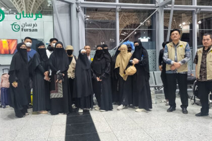 Tim Pelindungan Jamaah Haji KJRI Jeddah mendampingi pemulangan 34 WNI di Bandara Madinah. (3 Juni 2024 / dini hari)