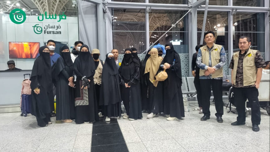 Tim Pelindungan Jamaah Haji KJRI Jeddah mendampingi pemulangan 34 WNI di Bandara Madinah. (3 Juni 2024 / dini hari)