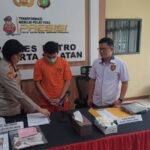 Plt Kasi Humas Polres Metro Jakarta Selatan, AKP Nurma Dewi (kiri) bersama Kanit Krimum Polres Metro Jakarta Selatan, AKP Sopian (kanan) menghadirkan tersangka penganiayaan inisial KAS, 20, (tengah) dan menggelar barang bukti kasus di Mapolres, pada Kamis (25/7/2024). Foto: Joesvicar Iqbal/ipol.id