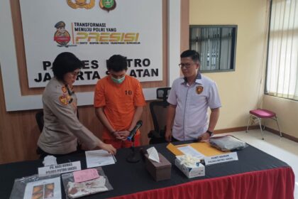 Plt Kasi Humas Polres Metro Jakarta Selatan, AKP Nurma Dewi (kiri) bersama Kanit Krimum Polres Metro Jakarta Selatan, AKP Sopian (kanan) menghadirkan tersangka penganiayaan inisial KAS, 20, (tengah) dan menggelar barang bukti kasus di Mapolres, pada Kamis (25/7/2024). Foto: Joesvicar Iqbal/ipol.id
