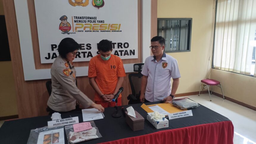 Plt Kasi Humas Polres Metro Jakarta Selatan, AKP Nurma Dewi (kiri) bersama Kanit Krimum Polres Metro Jakarta Selatan, AKP Sopian (kanan) menghadirkan tersangka penganiayaan inisial KAS, 20, (tengah) dan menggelar barang bukti kasus di Mapolres, pada Kamis (25/7/2024). Foto: Joesvicar Iqbal/ipol.id