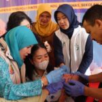 Wali Kota Jakarta Timur, M. Anwar menyaksikan langsung anak-anak sekolah mendapatkan vaksinasi polio oleh petugas tenaga kesehatan dalam kegiatan pencanangan Pekan Imunisasi Nasional (PIN) Polio Tingkat Kota, di SDN 24 Kramat Jati, Kelurahan/Kecamatan Kramat Jati, pada Selasa (23/7/2024). Foto: Ist