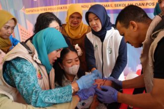 Wali Kota Jakarta Timur, M. Anwar menyaksikan langsung anak-anak sekolah mendapatkan vaksinasi polio oleh petugas tenaga kesehatan dalam kegiatan pencanangan Pekan Imunisasi Nasional (PIN) Polio Tingkat Kota, di SDN 24 Kramat Jati, Kelurahan/Kecamatan Kramat Jati, pada Selasa (23/7/2024). Foto: Ist