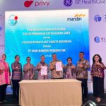 Bank Mandiri teken kerja sama terkait pemberian dan pemanfaatan Jasa Layanan dan Fasilitas Perbankan kepada Rumah Sakit, dokter, dan karyawan Rumah Sakit anggota ARSSI dalam kegiatan Seminar Nasional XI dan Healthcare Expo IX yang diselenggarakan oleh ARSSI di Jakarta, Rabu (10/7/2024). Foto: Dok Bank Mandiri