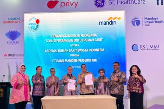 Bank Mandiri teken kerja sama terkait pemberian dan pemanfaatan Jasa Layanan dan Fasilitas Perbankan kepada Rumah Sakit, dokter, dan karyawan Rumah Sakit anggota ARSSI dalam kegiatan Seminar Nasional XI dan Healthcare Expo IX yang diselenggarakan oleh ARSSI di Jakarta, Rabu (10/7/2024). Foto: Dok Bank Mandiri