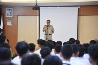 Wali Kota Jakarta Timur, M. Anwar, ingatkan ke seluruh siswa-siswi di wilayah Jakarta Timur agar tidak melakukan bullying terhadap siswa-siswi baru, saat Masa Pengenalan Lingkungan Sekolah (MPLS) bagi siswa baru di SMAN 61 Jakarta, Jalan Taruna Pahlawan Revolusi, Kelurahan Pondok Bambu, Kecamatan Duren Sawit, Senin (8/7/2024). Foto: Ist