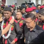 Mantan tim Mawar Kopassus, Fauka Noor Farid (kanan) dan Ketua Umum Gerakkan Rakyat Indonesia Bersatu Jaya (GRIB), Hercules Rosario Marshal (kiri) akan mengawal program Prabowo Subianto Presiden terpilih 2024 di Riau, Selasa (30/7/2024). Foto: Ist