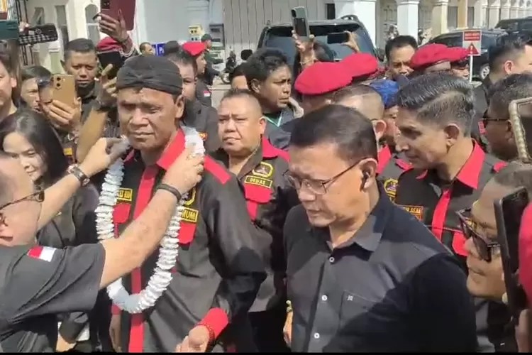 Mantan tim Mawar Kopassus, Fauka Noor Farid (kanan) dan Ketua Umum Gerakkan Rakyat Indonesia Bersatu Jaya (GRIB), Hercules Rosario Marshal (kiri) akan mengawal program Prabowo Subianto Presiden terpilih 2024 di Riau, Selasa (30/7/2024). Foto: Ist