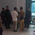 Mantan Bupati Kobar saat ditangkap Tim Intelijen Kejagung dan Kejati Kalteng di Bandara Soetta, Tangerang, Jumat (26/7/2024). Foto: Puspenkum Kejagung