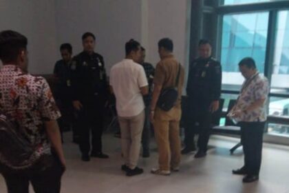 Mantan Bupati Kobar saat ditangkap Tim Intelijen Kejagung dan Kejati Kalteng di Bandara Soetta, Tangerang, Jumat (26/7/2024). Foto: Puspenkum Kejagung