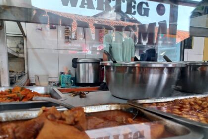 Pedagang Warteg saat ini menyiasati kenaikan harga cabai rawit merah dengan mengurangi porsi cabai rawit dalam olahan menu, Jumat (26/7/2024). Foto: Joesvicar Iqbal/ipol.id